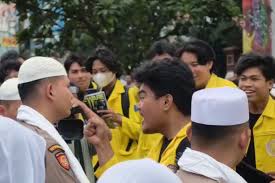 Mahasiswa tunjuk Polisi